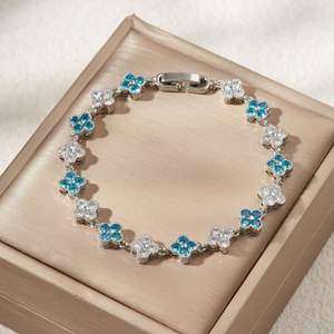 नए रंगीन फूलों के पीटल चार-पत्ती क्लैवर आकर्षण सोने की प्लेटेड ब्रेसलेट फैशनेबल व्यक्तित्व बहुमुखी - Product Image 6