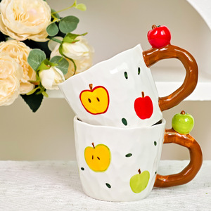 Taza de Café de Cerámica con Diseño Creativo Estilo InS, Color Subesmaltado, Producto Nuevo, Hecha y Pintada a Mano, con Diseño de Manzana para el Hogar - Product Image 2
