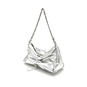 Bolso Tote de Nylon Plateado Cosmo de Alta Calidad con Textura Arrugada y Correa de Cadena Metálica para un Toque Moderno - Product Image 6