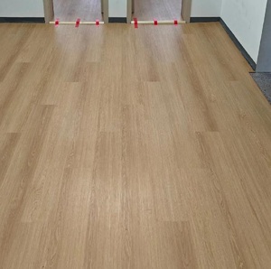 Revêtement de sol en vinyle SPC gris, style béton, aspect industriel, imperméable, à noyau rigide, pour cuisine et salle de bain - Product Image 4