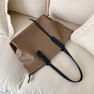 Sac fourre-tout imperméable en cuir PU de style coréen, sac à bandoulière de grande capacité pour femmes, utilisation quotidienne, noir classique - Product Image 3