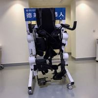 Robot exosquelette ambulant |   Assistance à la puissance des membres inférieurs |   Aide à la mobilité pour personnes âgées et patients |   Conception légère
