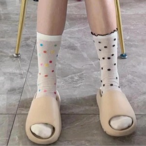 ถุงเท้าข้อกลางสำหรับผู้หญิง ลายจุดสีสันสดใส ระบายอากาศได้ดี เหมาะสำหรับใส่ในฤดูร้อน - Product Image 1