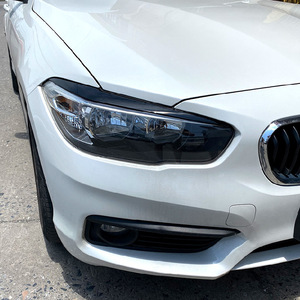 Pegatina para ceja de faro delantero BMW Serie 1 F20, textura de fibra de carbono, negro piano, calcomanía frontal para carrocería 2015-2019 - Product Image 1