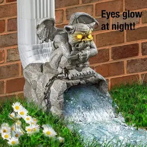 创意石像鬼装饰落水管延伸眼睛发光在黑暗的户外花园雕像雕塑