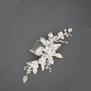 Peine de <span class=keywords><strong>pelo</strong></span> de novia de <span class=keywords><strong>flores</strong></span> blancas de cerámica popular Europa y los Estados Unidos tocado de novia accesorios <span class=keywords><strong>para</strong></span> <span class=keywords><strong>el</strong></span> cabello de perlas <span class=keywords><strong>naturales</strong></span> - Product Image 5