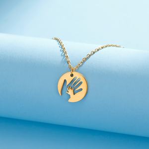 Collana con ciondolo rotondo in acciaio inossidabile placcato oro alla moda <span class=keywords><strong>gioielli</strong></span> girocollo per la mamma del bambino amore materno stretta di mano Design - Product Image 5