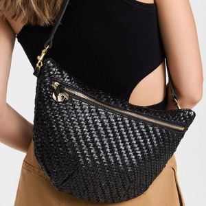 Sac banane personnalisé noir en cuir végétalien tressé avec quincaillerie dorée, sac de voyage bandoulière, sacoche de taille, sac messager tendance pour femme - Product Image 1