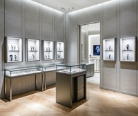 Ensemble de vitrines élégantes et modernes pour montres et bijoux, comptoirs d'exposition à cadre métallique personnalisables pour les bijouteries haut de gamme