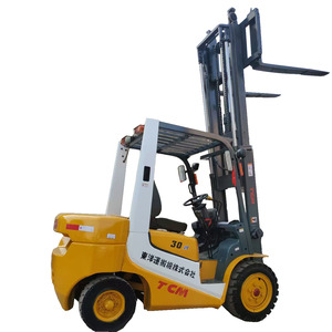 Chariot élévateur diesel d'occasion TCM FD30 de 3 tonnes avec mât à deux étages, moteur Isuzu, pneus pleins - Product Image 1