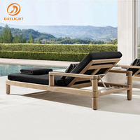 Chaise longue d'extérieur en teck massif avec coussin imperméable, lit de soleil en bois résistant aux intempéries avec accoudoirs pour piscine, jardin, villa