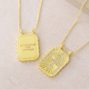 Collier Pendentif Géométrique Gravé Style Vintage Luxe Léger avec Médaillon Croix, Bijou Tendance pour Femme, Vente en Gros - Product Image 1