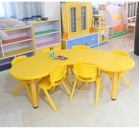 Ensemble préscolaire coloré en forme de lune, tables pour enfants, mobilier de maternelle, table d'étude en plastique pour enfants, bureau en forme de croissant pour la maternelle