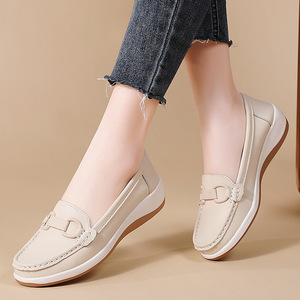 Nouvelles chaussures blanches à enfiler pour femmes, grande taille, exclusivement disponibles, avec talons compensés et semelles épaisses, chaussures polyvalentes pour les mamans - Product Image 1