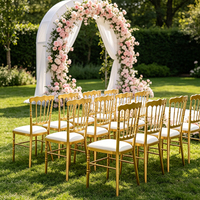 Chaise de mariage Chiavari transparente de luxe en kit, blanche/dorée, en métal et résine, pour hôtels, salles de banquet et événements.