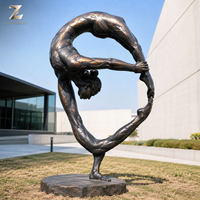 Sculpture d'homme exagérée en bronze antique, statue dynamique et surreale pour parc, jardin, œuvre d'art publique, fabriquée à la main