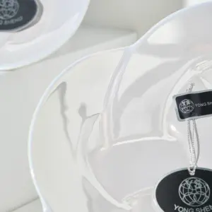 2023新しいデザインのデザートプレート食器パール光沢のある白い色花の形中国セラミックプレート皿