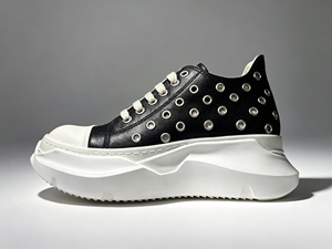 Zapatillas de Moda Negras de Cuero con Diseño Calado, Ojales Metálicos y Suela Combinada, Calzado Versátil y Moderno - Product Image 1