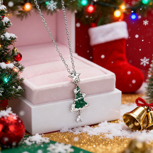 Collana con Ciondolo Albero di Natale in Oro Bianco con Stella in Cima e Cristallo a Goccia Taglio Pera, Regalo Unisex per le Feste - Product Image 3