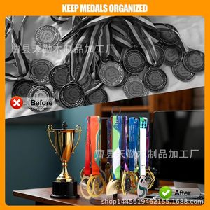 Estante de madera para guardar medallas, moderno y minimalista, expositor de placas conmemorativas para el hogar, combinación de madera maciza y hierro. - Product Image 4