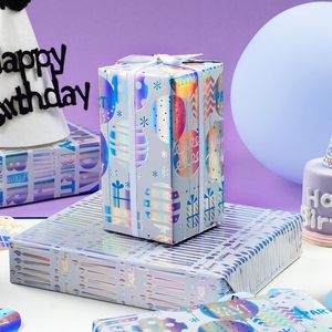 Papier cadeau d'anniversaire avec motifs de bougies et de ballons gravés au laser colorés, avec une ligne de découpe au dos personnalisable - Product Image 1