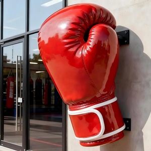Support mural pour gant de boxe géant en résine rouge moderne artisanale - Product Image 2