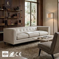 Canapé en tissu capitonné de luxe style Old Money sur mesure avec structure en bouleau rembourrée et coussins en mousse pour l'intérieur élégant d'une villa ou d'une grande maison