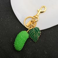 Porte-clés mousqueton tendance en résine colorée, motif grappe de raisin et mûre, avec breloque feuilles vertes, pendentif pour sac femme, cadeau pour voiture