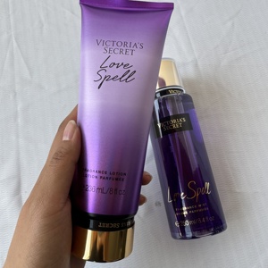 Ensemble de parfum pour femme Love Spell, brume parfumée pour le corps 250 ml et lotion parfumée 236 ml, marque originale Victoria Secret, vente en gros - Product Image 2