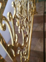 Rampe d'escalier de villa, garde-corps d'escalier, design de garde-corps à motif doré, colonne dorée