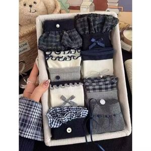 Chaussettes en dentelle pour femmes, mi-mollet, motif à carreaux, avec nœud, respirantes, anti-transpiration, style élégant, pour jeunes de 18 à 40 ans - Product Image 1