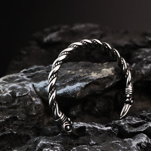 Pulsera nórdica vikinga de acero inoxidable con diseño de cuervo en forma de C, regalo de joyería para hombre - Product Image 2