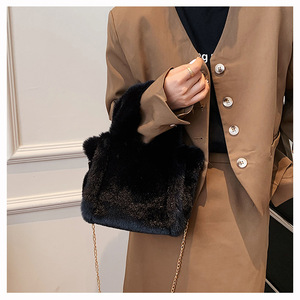 <span class=keywords><strong>Sac</strong></span> fourre-tout en peluche pour femme, léger, moelleux, doublé de fourrure, petit <span class=keywords><strong>sac</strong></span> à main, grand <span class=keywords><strong>sac</strong></span> fourre-tout, <span class=keywords><strong>sac</strong></span> à bandoulière, <span class=keywords><strong>sac</strong></span> en peluche, grand <span class=keywords><strong>sac</strong></span> fourre-tout souple pour les trajets quotidiens - Product Image 5