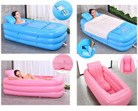 Baignoire gonflable intégrée en forme de S avec rebord, idéale pour la détente