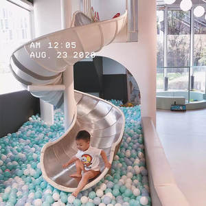 Tobogán Espiral de Acero Inoxidable Color Blanco Moetry, Plataforma Giratoria de 360 Grados, Tobogán Metálico en Espiral para Interiores y Exteriores, Uso Comercial - Product Image 2