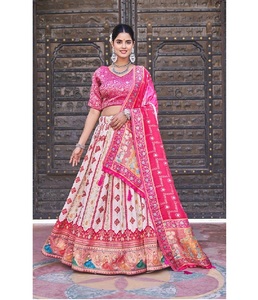 Ensemble Lehenga Choli pour femmes, conçu par des designers, lourdement brodé, pour mariage, fête, tenue de mariée - Product Image 4