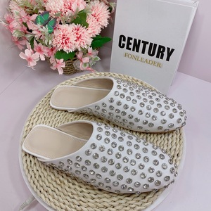 Zapatillas de mujer de media punta con diamantes de imitación, de cuero genuino, cómodas, planas, con punta redonda, para bodas y fiestas de verano - Product Image 4
