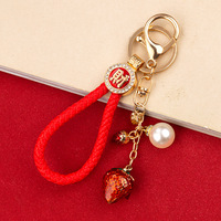 YL haute qualité femmes petite fraise voiture porte-clés créatif mignon pendentif en métal avec strass alliage en gros emballage cadeau