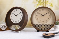 Jam dinding pendulum kayu desain modern sederhana dengan penutup rotan khusus, cocok untuk hadiah.