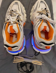 Chaussures de sport tendance et populaires de haute qualité pour hommes et femmes, avec design LED, pour un usage décontracté, pour hommes et femmes. - Product Image 4