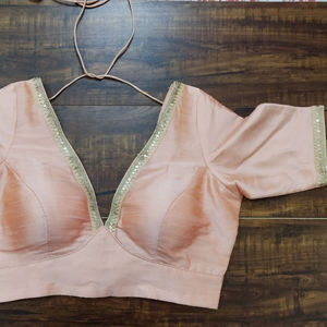 Blouse de sari en soie à col en V avec bordure en dentelle dorée, manches courtes, modèle de créateur - Product Image 1