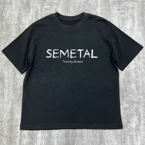 T-shirt noir pour homme grande taille, design personnalisé, coton lourd 230 g/m², imprimé, col rond, coupe ample et carrée. - Product Image 3