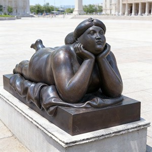 Statue décorative d'art moderne en métal bronze, grande taille, représentant une femme obèse allongée, sculpture de Fernando Botero pour place de ville - Product Image 1