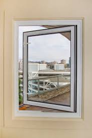 Ventanas Abatibles de Aluminio Negro con Doble Acristalamiento Resistentes a Huracanes, con Manivela y Acero Inoxidable - Product Image 4