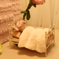 Délicat Ensemble de Jeu Miniature Chambre 1:12 avec Poupée Souris en Peluche, Lit, Couette, Table, Chaise – Décoration Maison Confortable Cadeau pour Enfants et Adultes