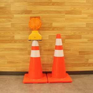 Cono de Tráfico Reflectante de PVC de 70 cm, Cono de Seguridad Flexible y Duradero, Diseño Apilable para Control de Multitudes en Carreteras, Estacionamientos y Autopistas - Product Image 5