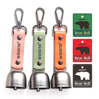 Clochette d'ours en métal plaqué couleur avec logo personnalisé OEM, sangle en sangle tissée et mousqueton pour la randonnée, le camping, le sac à dos et les équipements de voyage en extérieur
