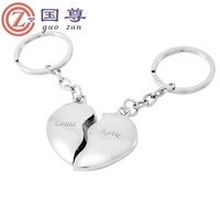Porte-clés de couple élégant et adorable en forme de cœur, porte-clés d'amour, porte-clés en acier en forme de cœur avec pendentif en forme de cœur