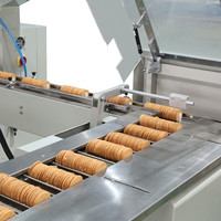 Machine à sandwich à biscuits à la crème à deux voies Skywin avec ligne d'emballage sur le bord pour l'usine de biscuits
