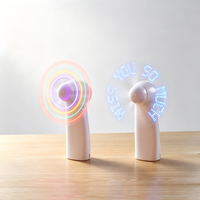 Ventilatore LED Programmabile con Logo Personalizzato, Nove Colori, Portatile con Manico, Ventilatore Digitale Programmabile Mini